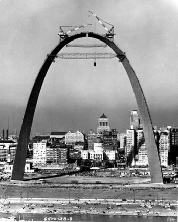 Eero Saarinen_United States Jefferson National Exposition Memorial, en construction, 1965_Arteaga Photos Ltd_Saint-Louis, Missouri_USA