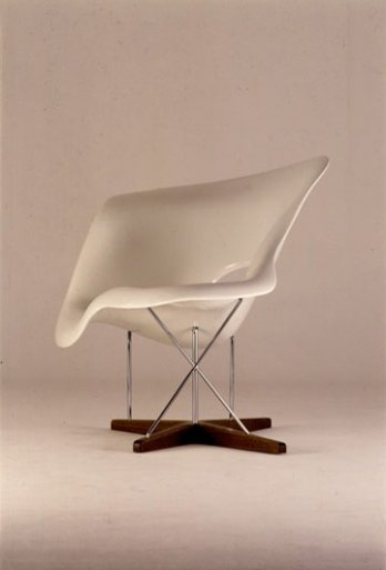 Charles & Ray Eames_La Chaise, 1948_Vitra Design Museum_Allemagne