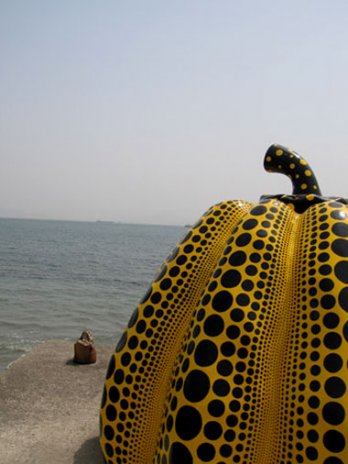 Yayoi Kusama, Pumpkin 1994-2005_Naoshima_Japon