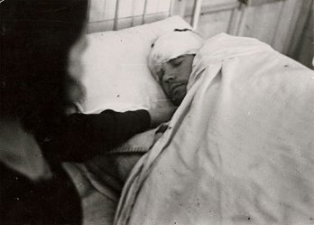 Gerda Taro_Air raid victim in hospital, 1937