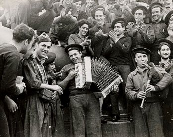 Gerda Taro_Marines playing music, 1937