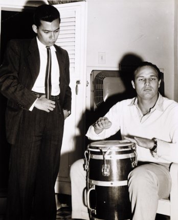 Anonyme, Marlon Brandon jouant de la Conga + l'auteur Cubain Guillermo Cobrera Infante, La Havane, 1956_Vicki Gold Levi Collection, NY