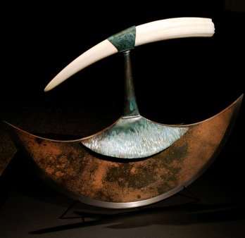 Chantal Gilbert_Printemps, 2007, acier, bronze, dent de morse, socle en acier