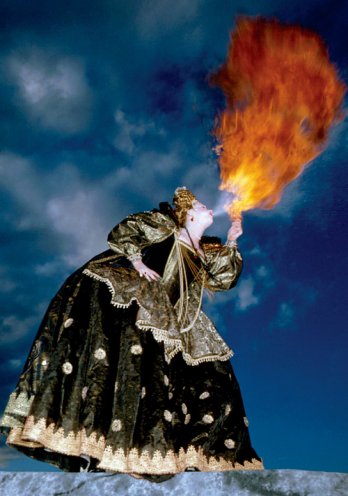 Tanya Mars_incarnant La Reine Elizabeth Ire dans Pure Virtue, performance, 1986_George Whiteside